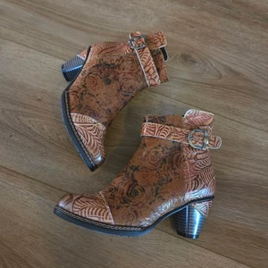 L ARTISTE Spring Step Women's Brown Floral Tooled Leather Ankle Boots Size 37 - Picture 1 of 7