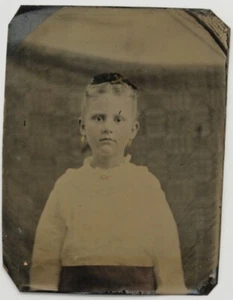 Camicetta arruffata giovane ragazza, colletto, fiocco capelli, orecchini, foto tipo 1860-1880 - Foto 1 di 2
