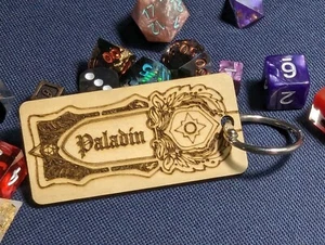 DND Paladin Class Hecho a Mano Madera 2 Caras Juego Mesa RPG Llavero Papel de Regalo - Imagen 1 de 3