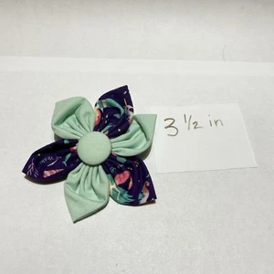 Moño de pelo con flores de 3 1/2 pulgadas hecho a mano con sirenas - Imagen 1 de 2