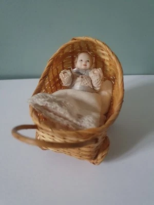 Miniature POUSSETTE en OSIER 8×8cm,  avec Poupon ancien 7cm - Photo 1/4