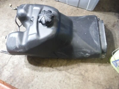 Yamaha Venture RS 2006 piezas de moto de nieve: tanque de gasolina de plástico con unidad de envío 8FJ-24111 Foto 1 de 3