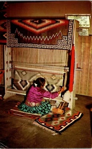Cartolina vintage nativi americani Navajo donne indiane tappeti tessitura quasi nuovi - Foto 1 di 4