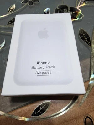 Apple MagSafe Batteria per iPhone Bianco Spedizione Gratuita  - Immagine 1 di 4