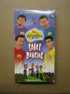 THE WIGGLES - SPACE DANCING (VHS TAPE, 2003) NEVER SEEN ON TV with Slipcover - Imagen 1 de 3