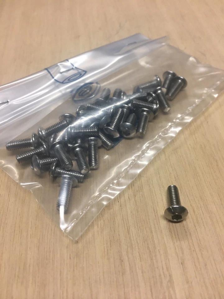 VITE ACCIAIO INOX M4X10 TESTA CILINDRICA BOMBATA CON ESAGONO INCASSATO 30PZ. - Immagine 1 di 1