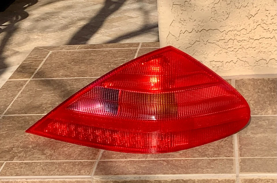 Conjunto de luz trasera derecha mercedes-benz sl500 o sl600 a2308200264 Foto 1 de 4