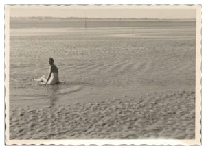 XX1502/ Nudes beautiful young Woman at the Beach Vintage Photo 50s Nudist - Picture 1 of 2