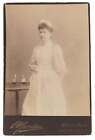 C H Fotograf Jordanien / SCHRANKKARTENFOTO einer Krankenschwester ca Ende der 1890er Jahre.