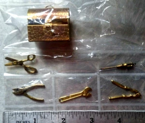 Vintage Dime Store Vending Machine Charms Tool Box & Charms (metal) - Bild 1 von 6