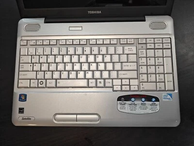 Toshiba Satellite L505-Es5018. Acabado fusión 15,6" en ventanas grafito 7 Home Pr Foto 1 de 4