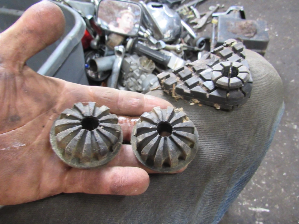 Borrachas especiais de montagem em tanque de gasolina 1979 Yamaha XS750 - Imagem 1 de 1