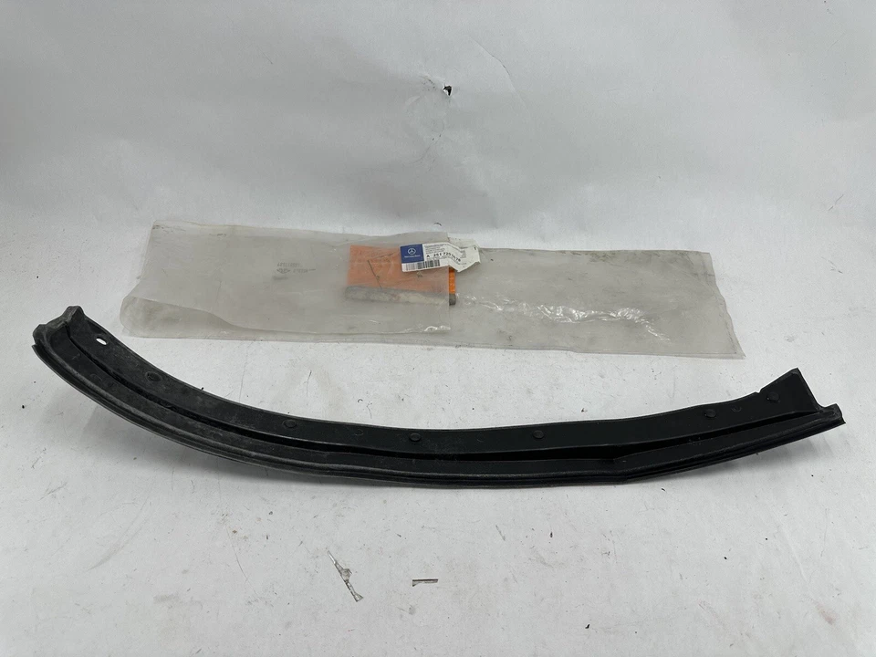 2006-2012 MERCEDES R350 FRONT DOOR SEAL WEATHERSTRIP DRIVER LH A 251 720 06 78 - Image 1 of 4