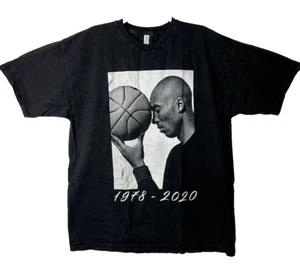 Alstyle Brand Kobe Bryant 1978-2020 -T-shirt nera da uomo taglia XL - Foto 1 di 5