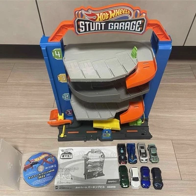 Hot Wheels parcheggio garage, 8 mini auto, DVD speciale - Immagine 1 di 4