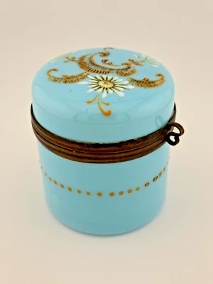 Antigua caja redonda francesa de vidrio opalino azul con bisagras pintada a mano dorada y blanca Foto 1 de 4