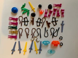 50 ACCESSORI ARMI ORIGINALI LEGO CASCO NINJAGO CASTELLO PIRATI HOBBIT NEXO - Foto 1 di 1