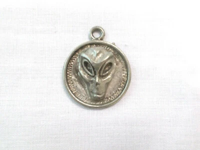 3D GREY ALIEN HEAD DISC SINISTER LOOK RAISED HEAD PEWTER PENDANT ADJ NECKLACE - Image 1 of 3