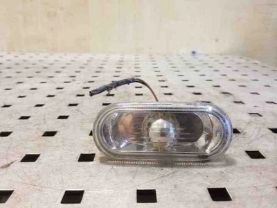 Segnale di svolta parafango anteriore destro VW BORA Variant 1J6 1J0949117 1.90 26128558 - Immagine 1 di 3