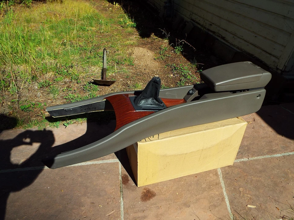 Cadillac Catera 2001 consola de piso central. Sin palanca de cambios. Usado. Foto 1 de 4