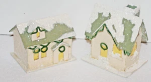 CHRISTMAS VILLAGE 2 BUILDINGS LIGHT HOLLE SNOW ROOF WREATHS GARLAND HOUSE DOORS - Picture 1 of 1
