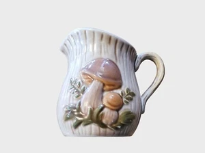 Brocca cremoso vintage in ceramica con disegno a fungo in rilievo altezza 3" - Foto 1 di 6