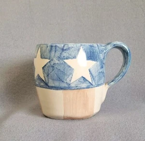 Taza de café hecha a mano de cerámica estrellas y rayas patriótica firmada por JG 89 usada - Imagen 1 de 7