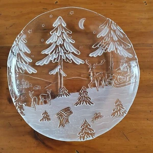 Embossed & Frosted Christmas Clear Plate - Snowy Xmas Tree Sleigh Scene - 20cm - Picture 1 of 6