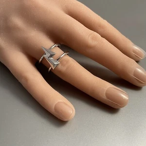 Kendra Scott Lightning Bolt Double Band Ring, Silver Rhodium, Size 7 NWT - Picture 1 of 5