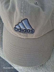 Gorra de béisbol Adidas beige con correa deslizable trasera - Imagen 1 de 3