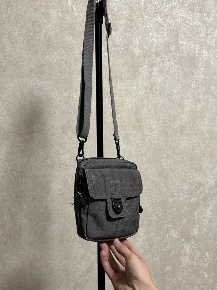 Mini Bolso Bandolera Mensajero Vintage Kipling Gris Militar Nylon Mono Y2K Foto 1 de 4