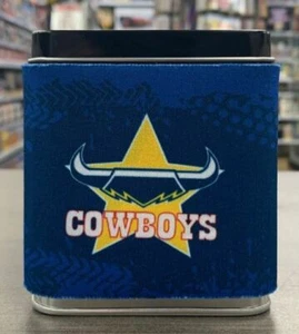 430187 NRTH QUEENSLAND COWBOYS NRL TEAM LOGO SQUARE TIN MONEY BOX WITH COIN SLOT - Bild 1 von 1