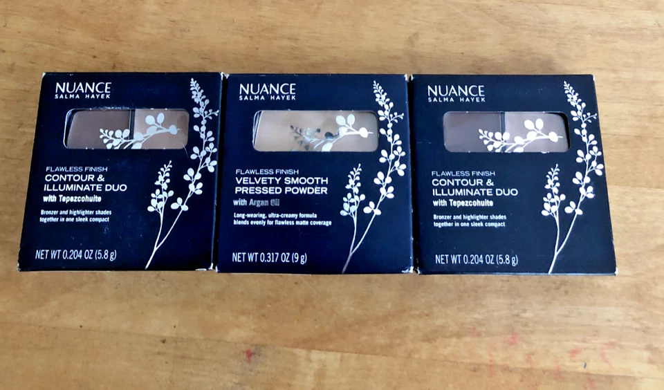 Polvo prensado suave y aterciopelado dúo iluminado con contorno y 3 matices Selma Hayek Foto 1 de 1