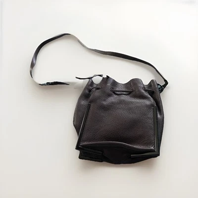 Mini bolso cubo Phillip Lim 3.1 púrpura y negro con cubierta antipolvo. Foto 1 de 4
