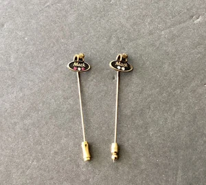 2 Mack LKW 10K Gold Diamant Rubin Stick Mütze Pin Mitarbeiter Service markiert - Bild 1 von 7