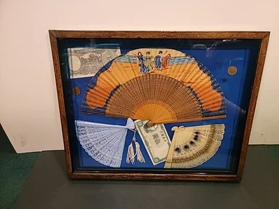 Antiguo VENTILADOR DE MADERA CHINO ORNAMENTADO PINTADO A MANO + 2 VENTILADORES MÁS DINERO Marco Shadowbox Foto 1 de 4