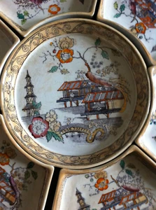 Japanisches  Anbieter-Tellerset, rundes Mittelteil + 6 Teile, handbemalt  - Bild 1 von 8