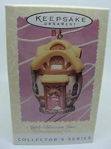 1996 "APPLE BLOSSOM LANE, #2" COLLEZIONE PASQUA, ORNAMENTO DISTINTIVO - Foto 1 di 3