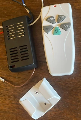 Ventilador de techo universal y control de luz con mando a distancia.  Hunter Hampton Bay Enerson Foto 1 de 4