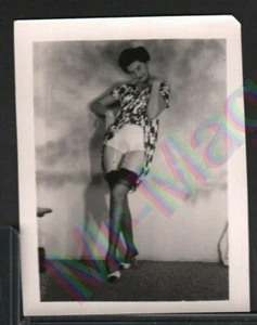 Vintage B&W Risque Pinup 4"x5" Sexy Brunette Classic Cheesecake AQ93 - Picture 1 of 1