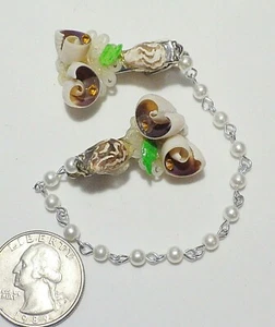 Vintage Mid Century Folk Art Shell & Simulated Pearl Sweater Guard Clip 7.75" - Bild 1 von 4