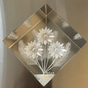 Cubo Pisapapeles Tallado Acrílico Firmado M. COX - Ramo Floral - Etiqueta De Colección - Imagen 1 de 18