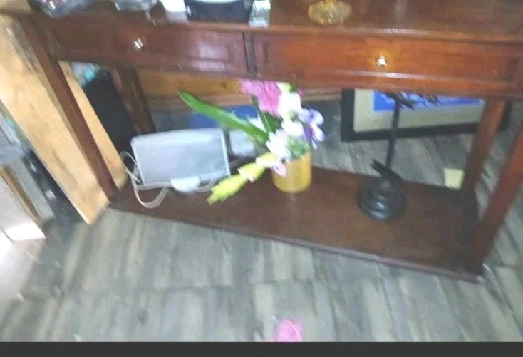 Mesa console de madeira com prateleira inferior - Imagem 1 de 1