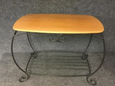 Mesa auxiliar Longaberger Hope de hierro forjado con estante de madera Foto 1 de 4