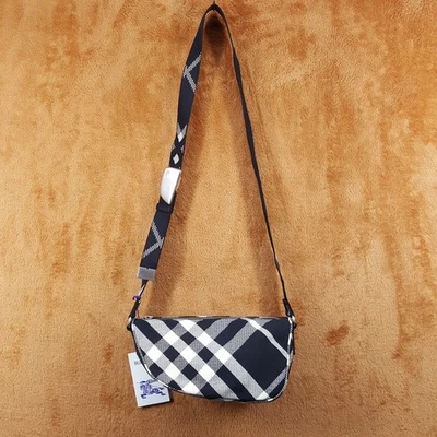 Bandolera BURBERRY Negra Blanca a Cuadros Logo Ajustable SHEILD MESSENGER $2150 Foto 1 de 4
