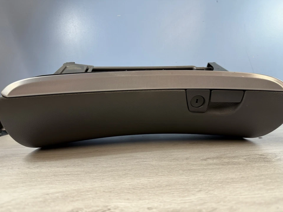 Guantera de tablero Volvo V70 XC70 MK2 04 - 07 S60 04 - 09 8650374 con borde plateado Foto 1 de 4