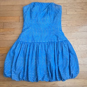 Vestido Lilly Pulitzer Worth Azul Emma Ojales Dobladillo Burbuja Talla 10 Precio de venta sugerido por el fabricante $268 - Imagen 1 de 6
