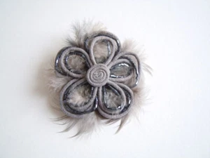 Spilla Fiore Con Piume, Tessuto Perle Di Vetro Grigio Blu 8,8 G/Ø 7,0 Cm - Foto 1 di 2