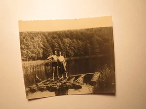 2 niños en una balsa / foto - Imagen 1 de 1