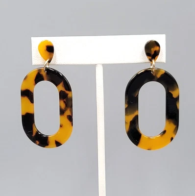 Pendientes perforados colgantes abiertos ovalados imitación tortuga marrón 2 pulgadas Foto 1 de 4